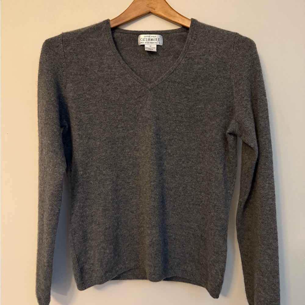 Women's Bloomingdale's Cashmere Sweater Dark Gray with V-Neck